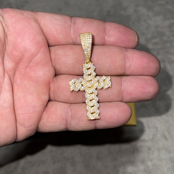 Harlem Bling Moissanite Cross pendant - Picture 7 of 11